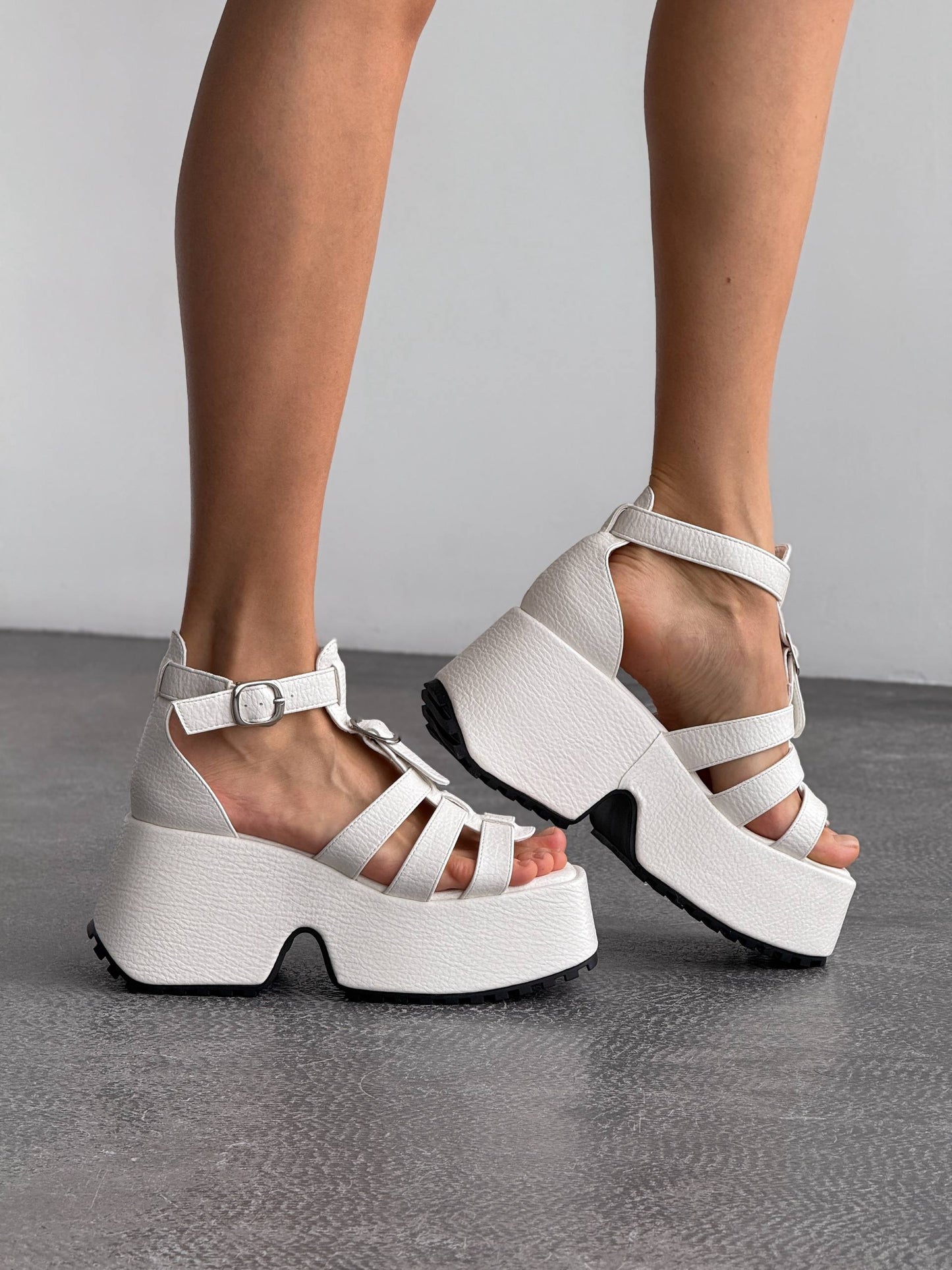 Босоніжки на високій платформі, білий
