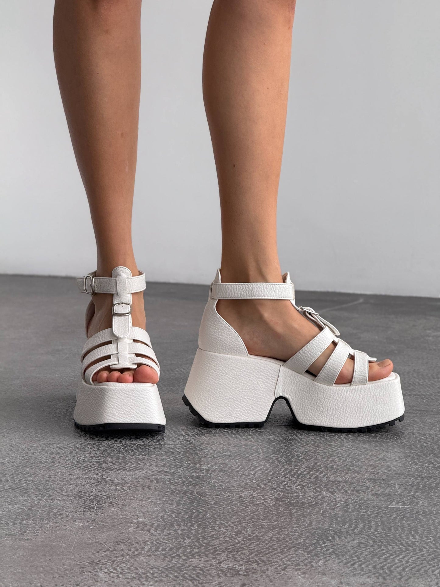 Босоніжки на високій платформі, білий