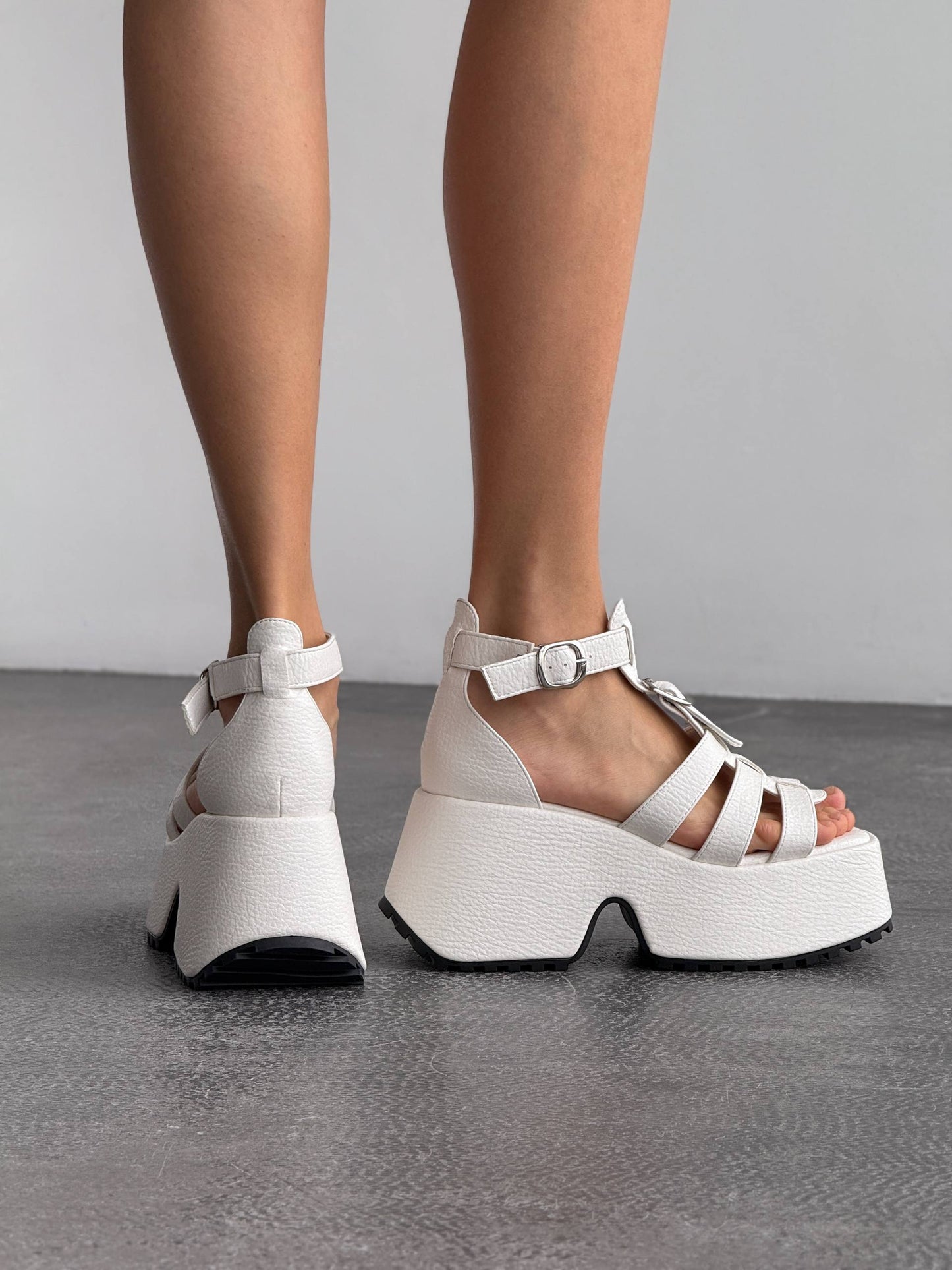 Босоніжки на високій платформі, білий