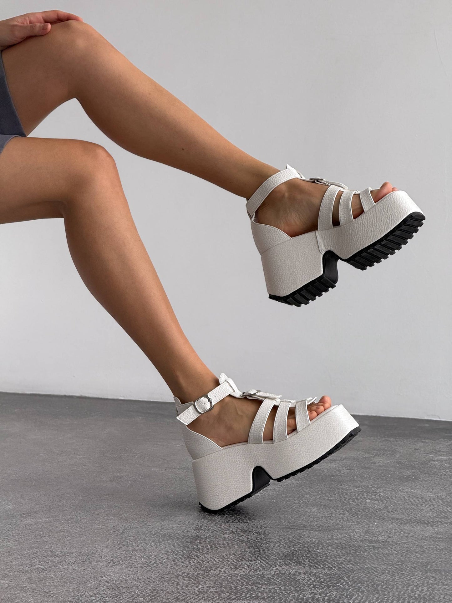 Босоніжки на високій платформі, білий