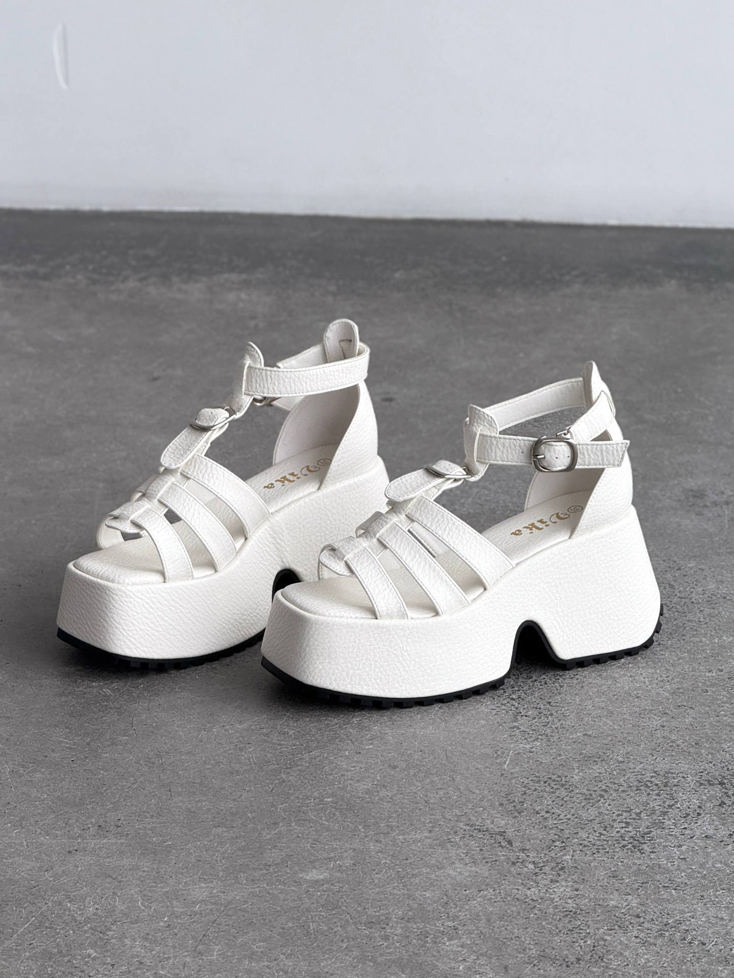Босоніжки на високій платформі, білий