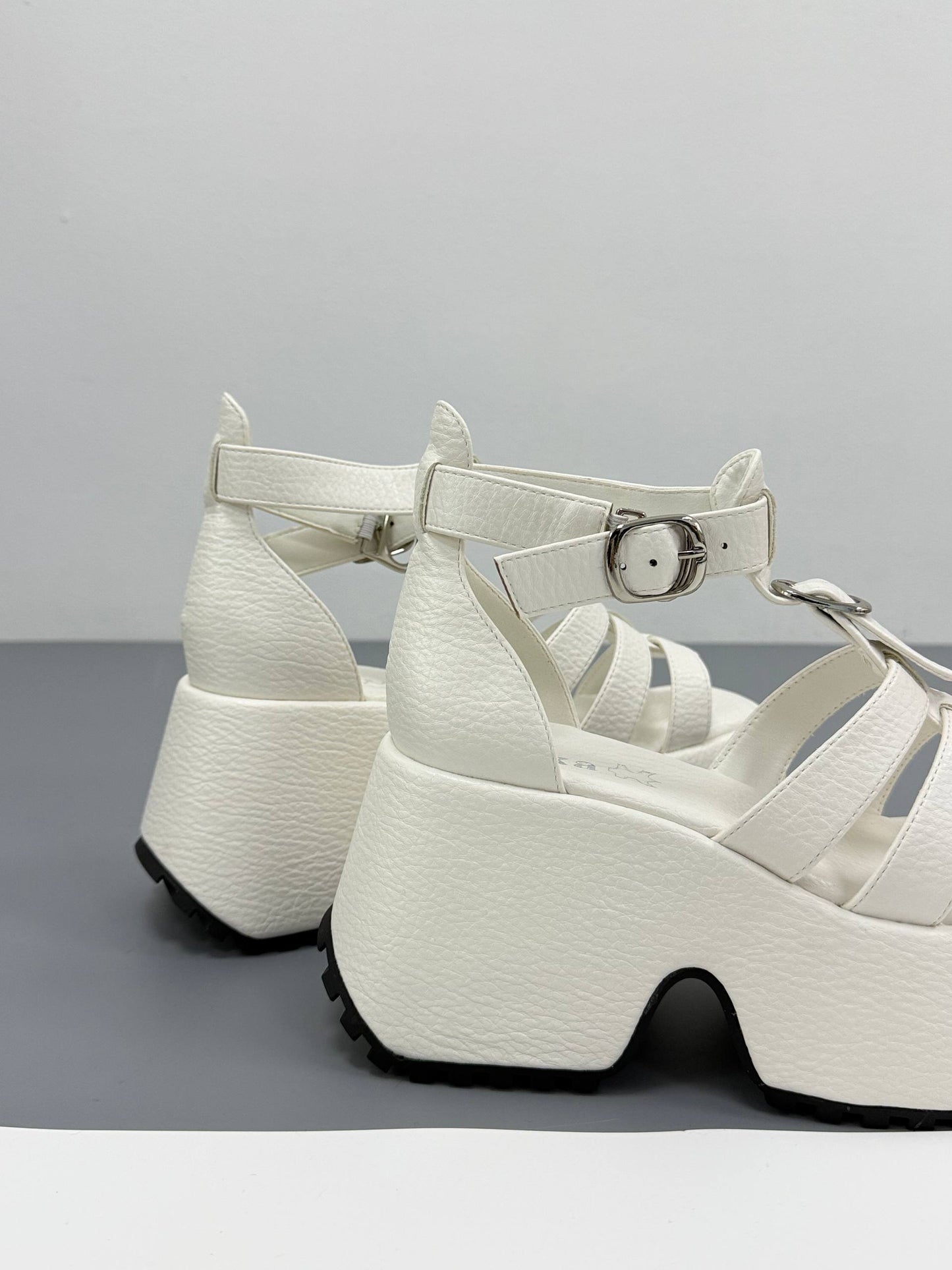 Босоніжки на високій платформі, білий