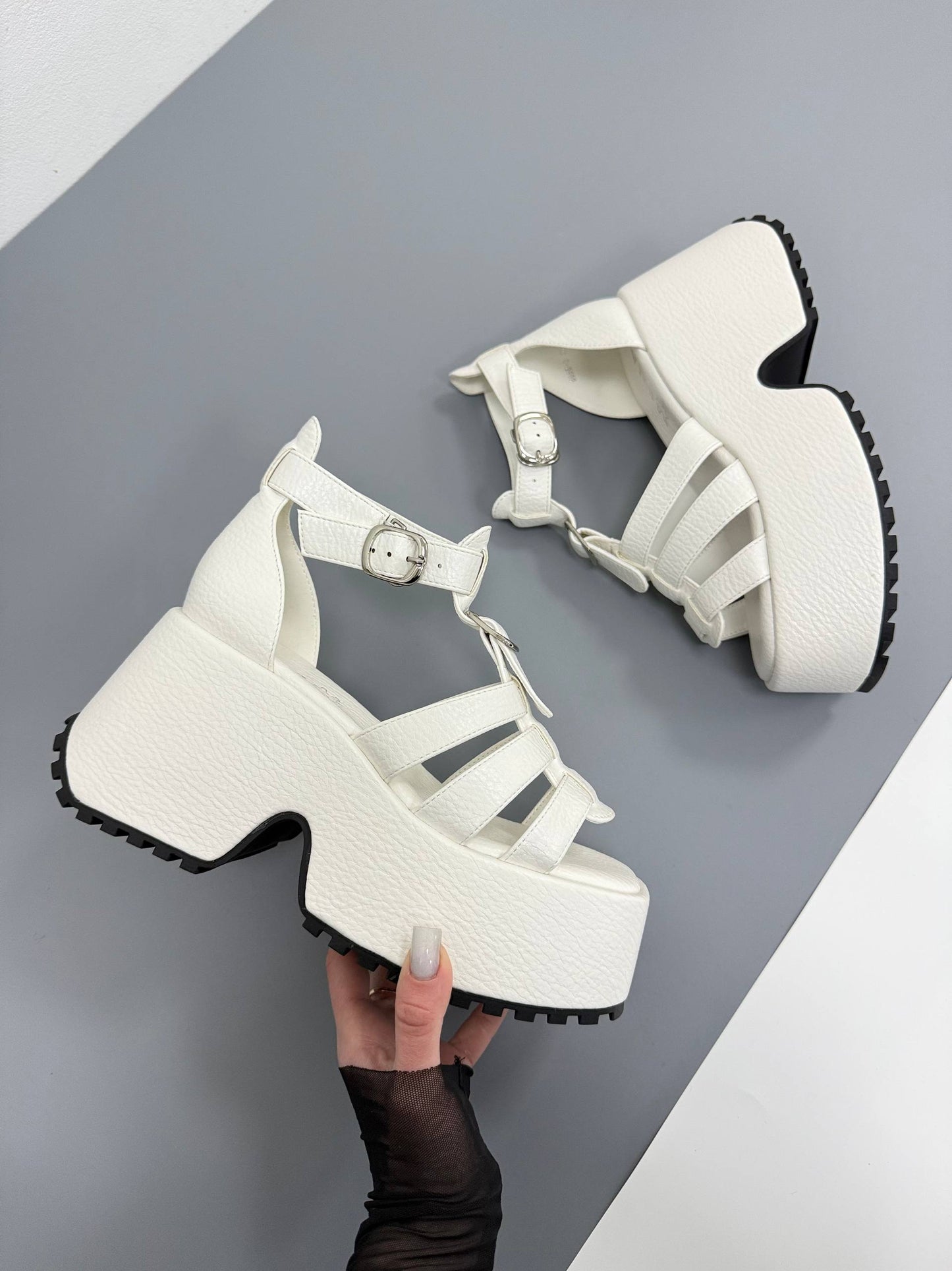 Босоніжки на високій платформі, білий