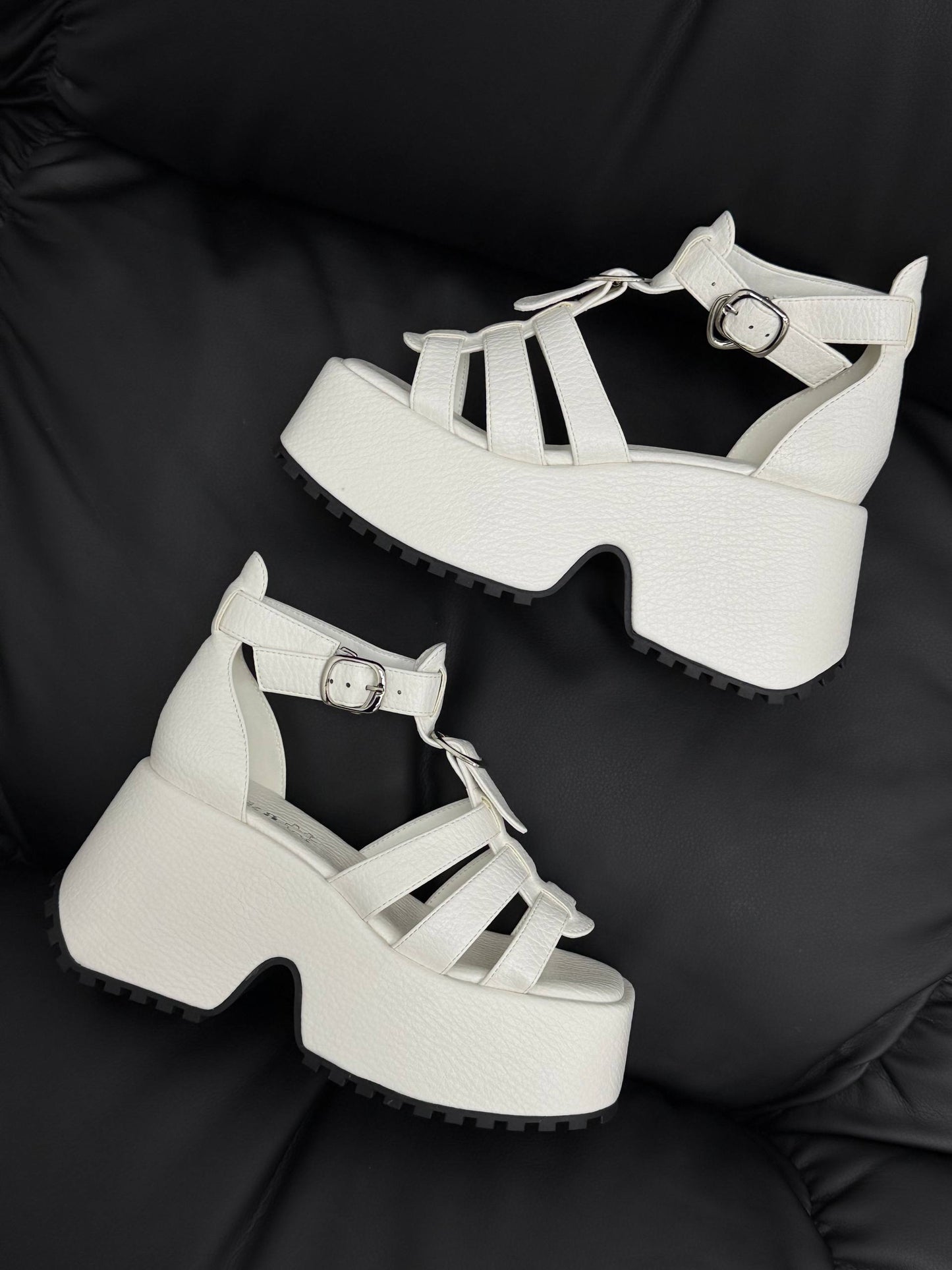 Босоніжки на високій платформі, білий