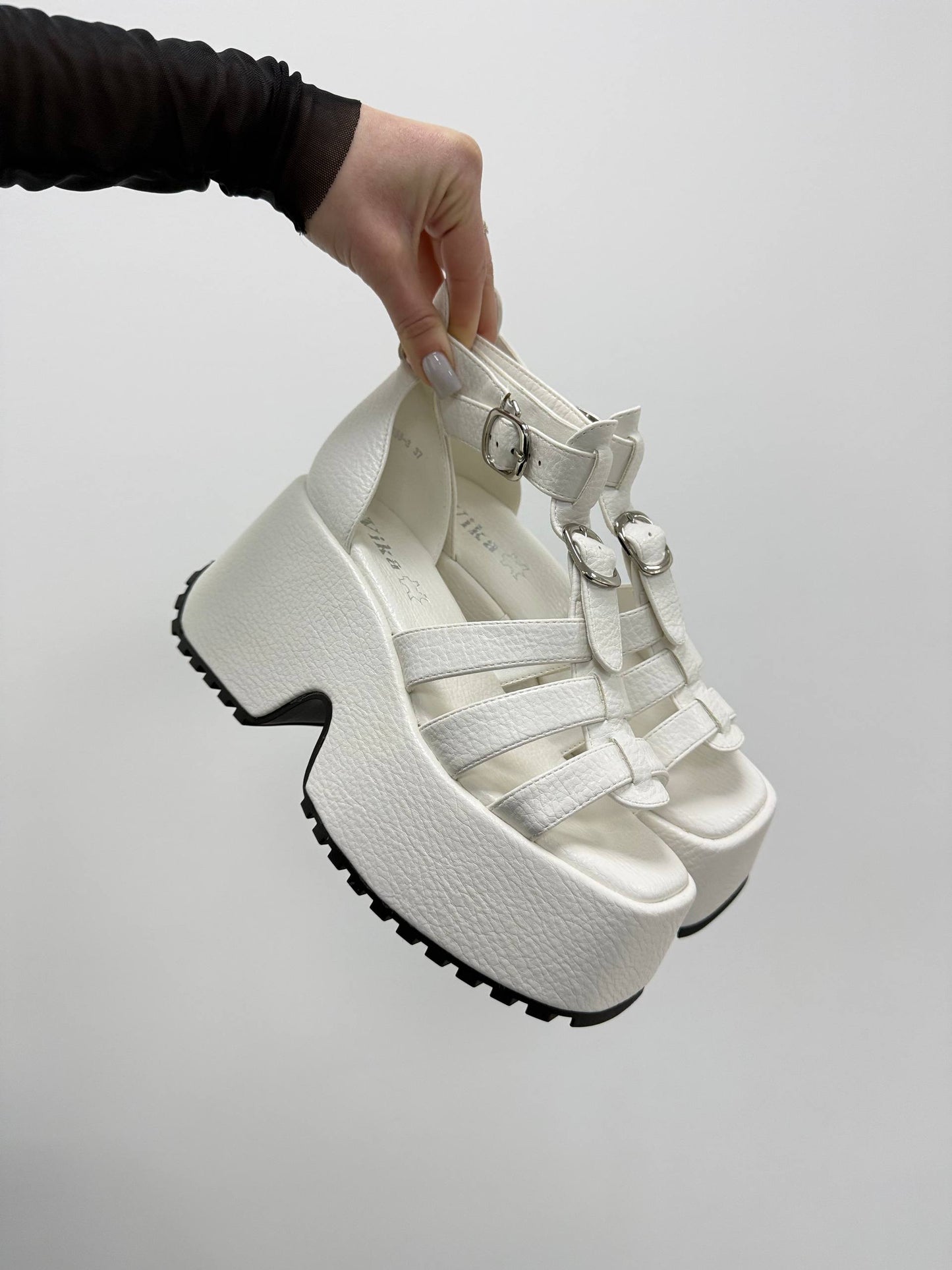 Босоніжки на високій платформі, білий