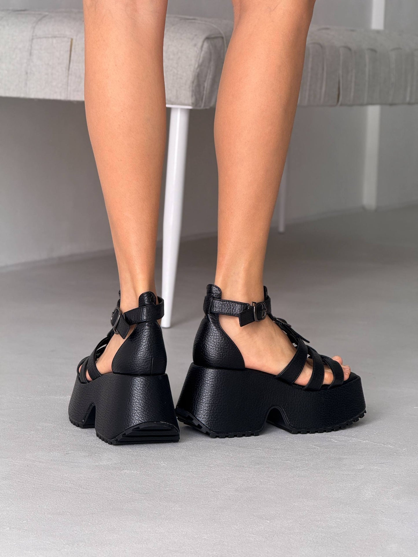 Босоніжки на високій платформі, чорний