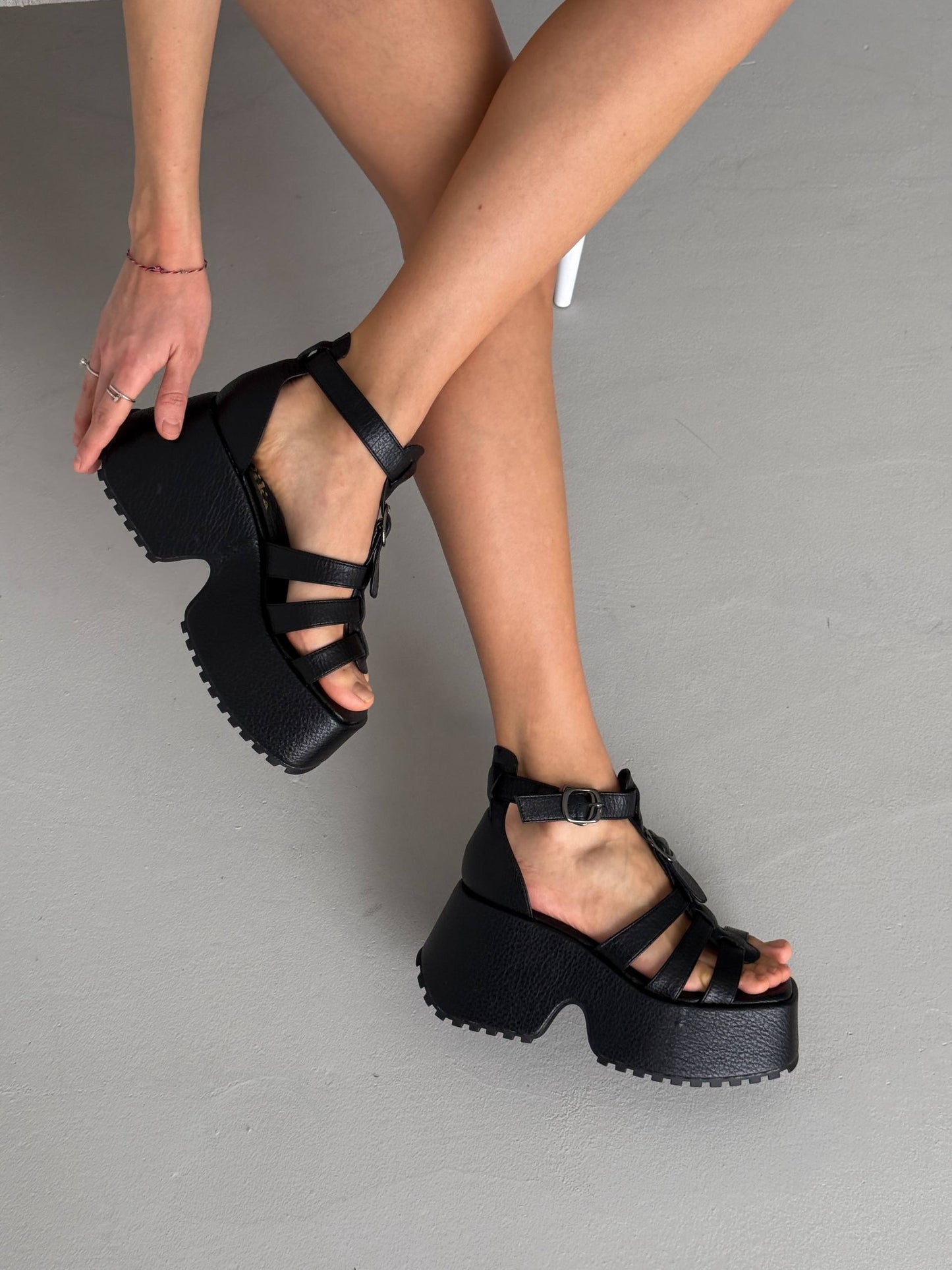Босоніжки на високій платформі, чорний