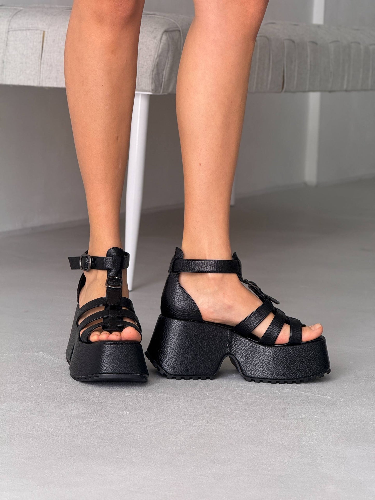 Босоніжки на високій платформі, чорний
