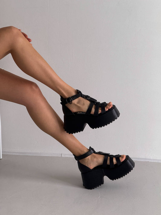 Босоніжки на високій платформі, чорний