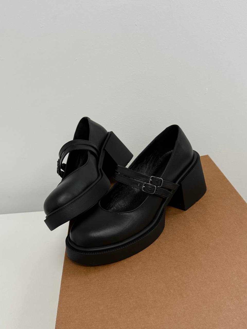 Туфлі з ремінцями, чорний