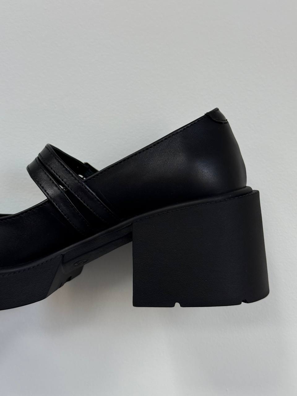 Туфлі з ремінцями, чорний