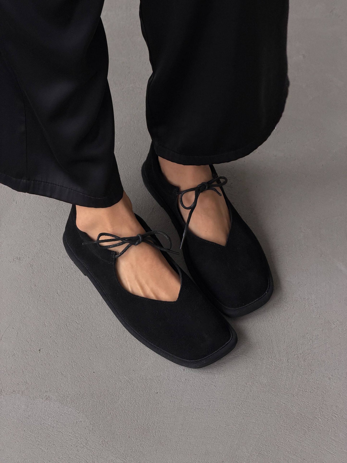 Балетки на зав'язках з анатомічно-розширеним носиком, чорний