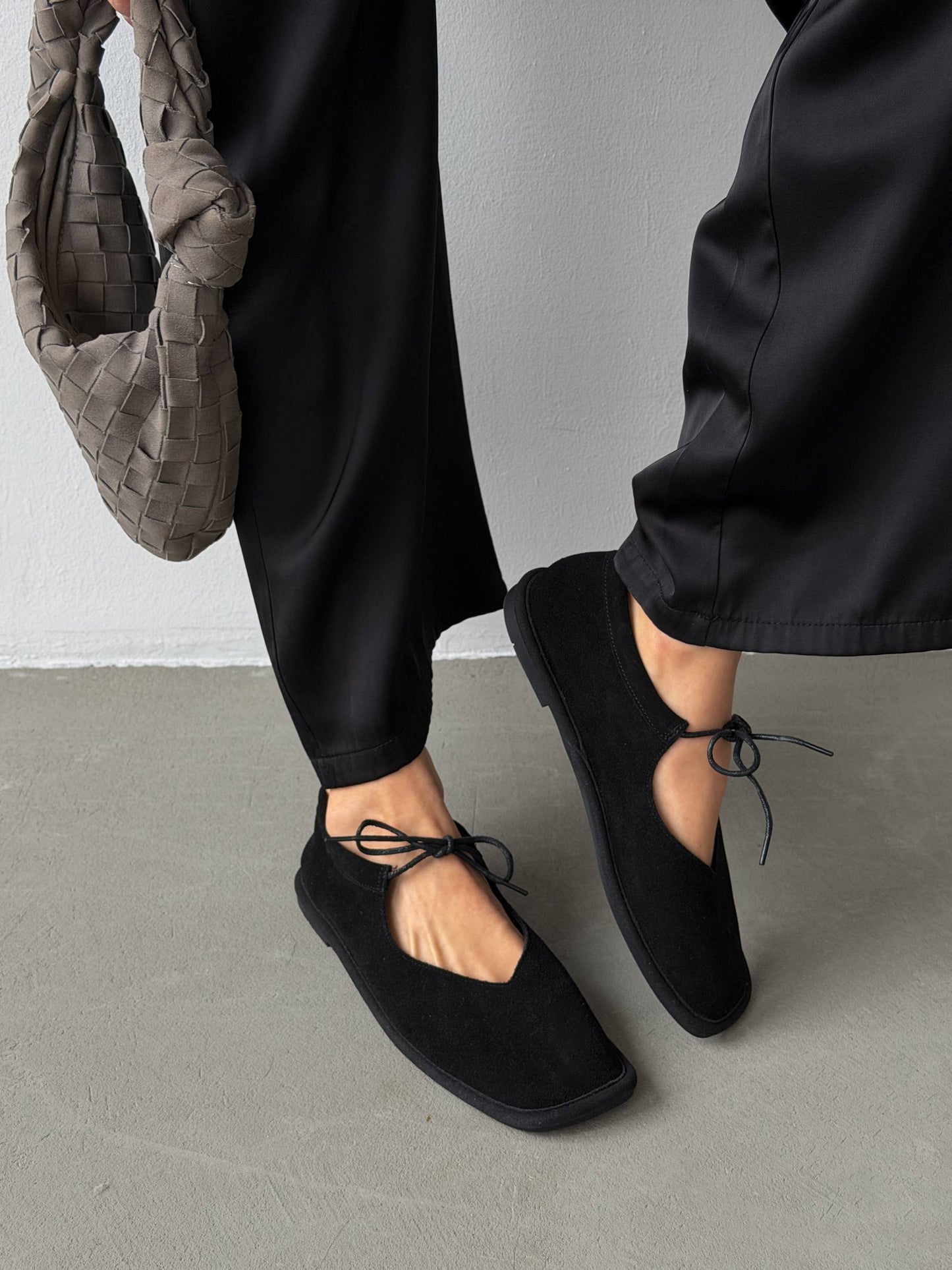 Балетки на зав'язках з анатомічно-розширеним носиком, чорний