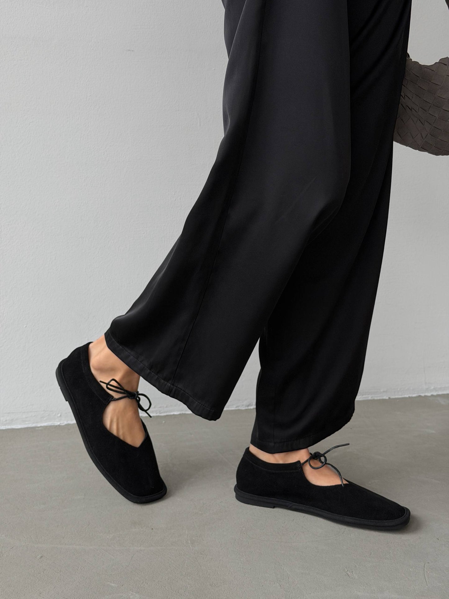 Балетки на зав'язках з анатомічно-розширеним носиком, чорний