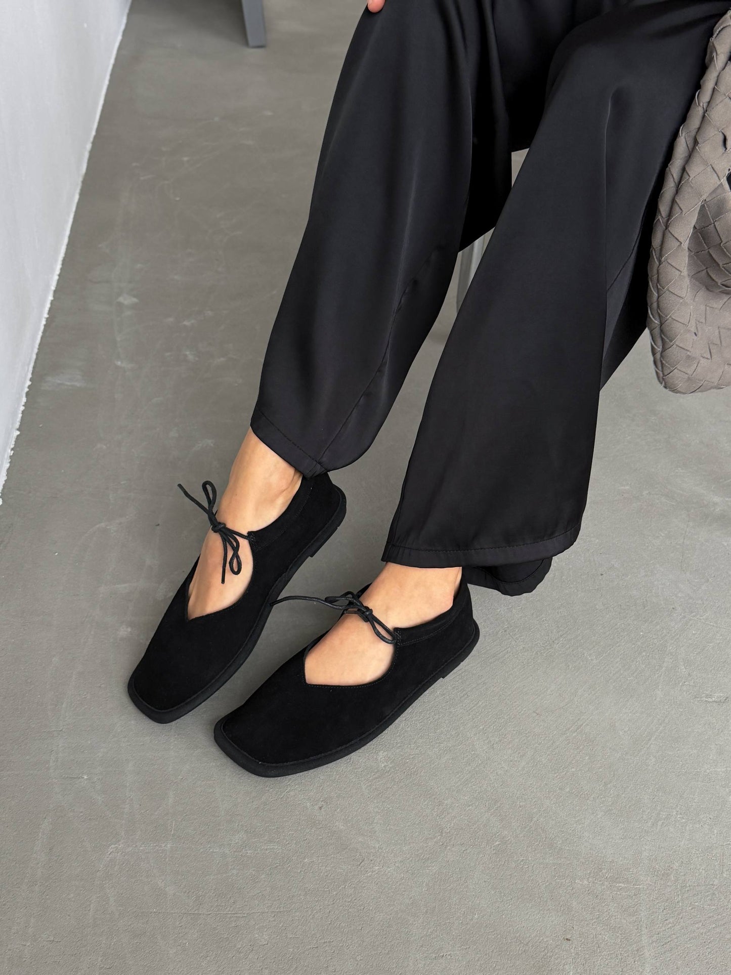 Балетки на зав'язках з анатомічно-розширеним носиком, чорний