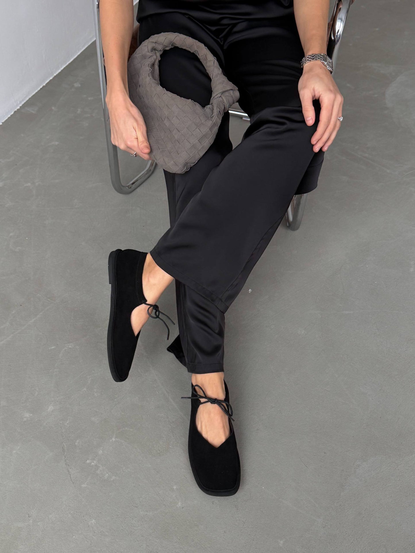 Балетки на зав'язках з анатомічно-розширеним носиком, чорний