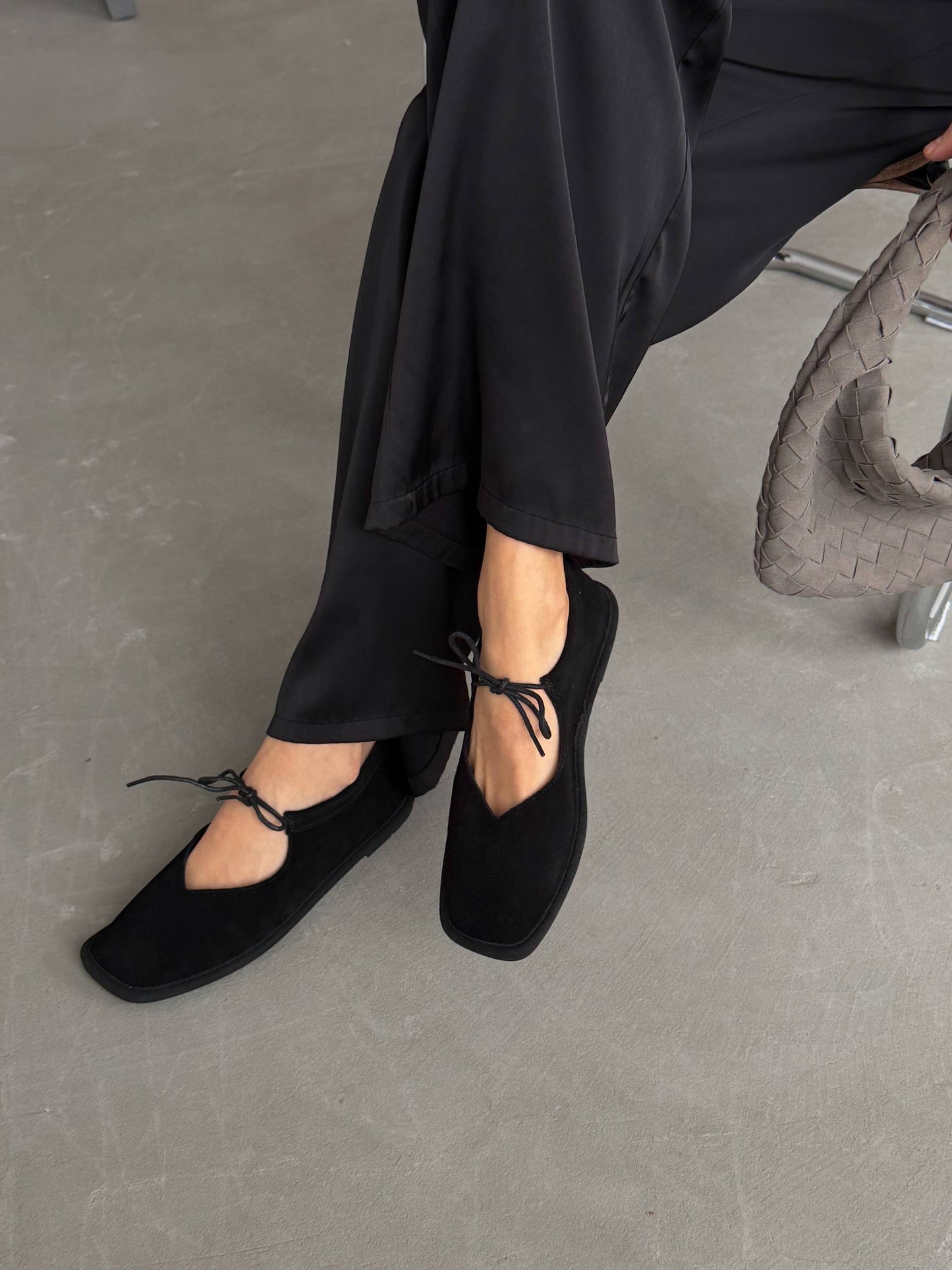 Балетки на зав'язках з анатомічно-розширеним носиком, чорний