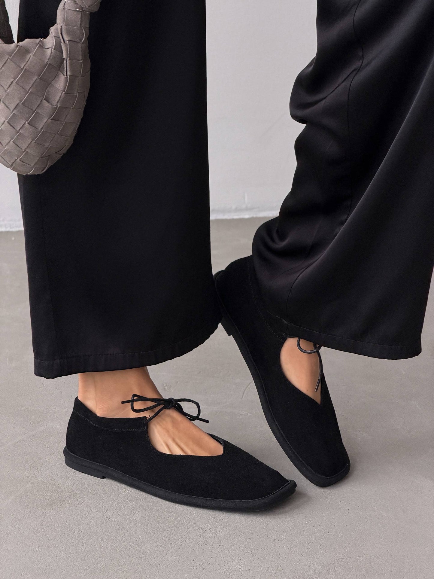 Балетки на зав'язках з анатомічно-розширеним носиком, чорний