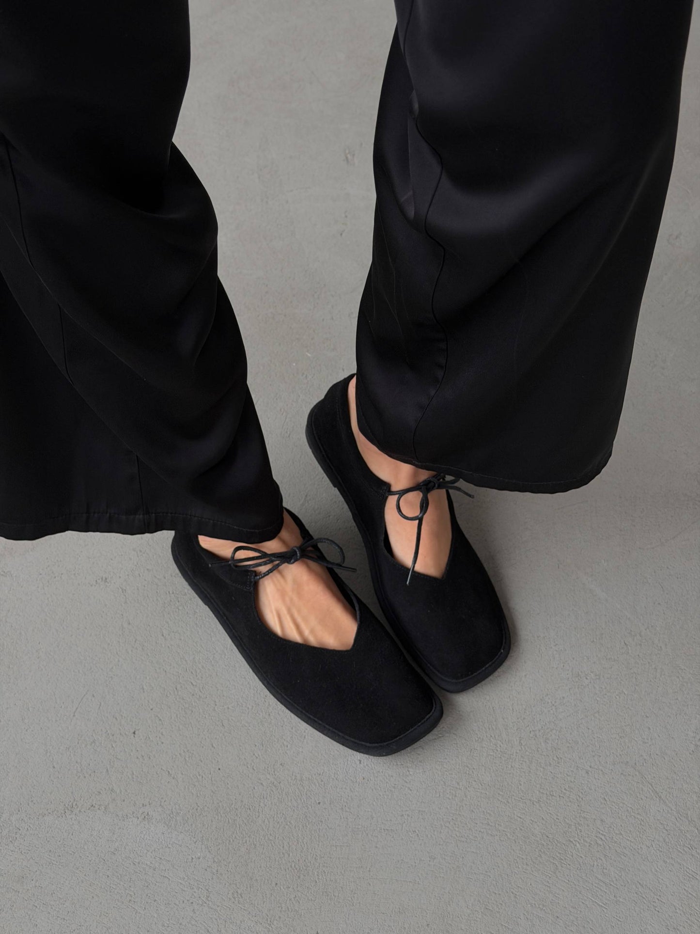 Балетки на зав'язках з анатомічно-розширеним носиком, чорний