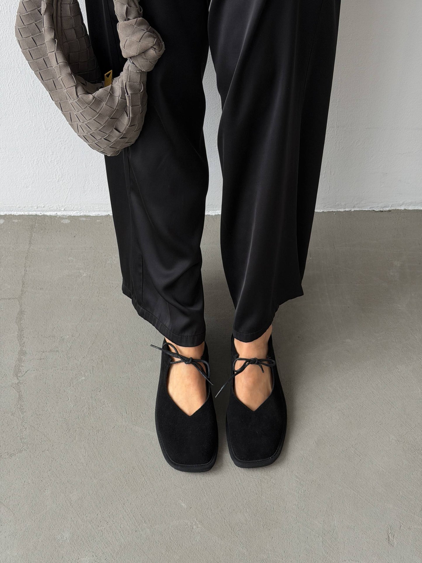 Балетки на зав'язках з анатомічно-розширеним носиком, чорний