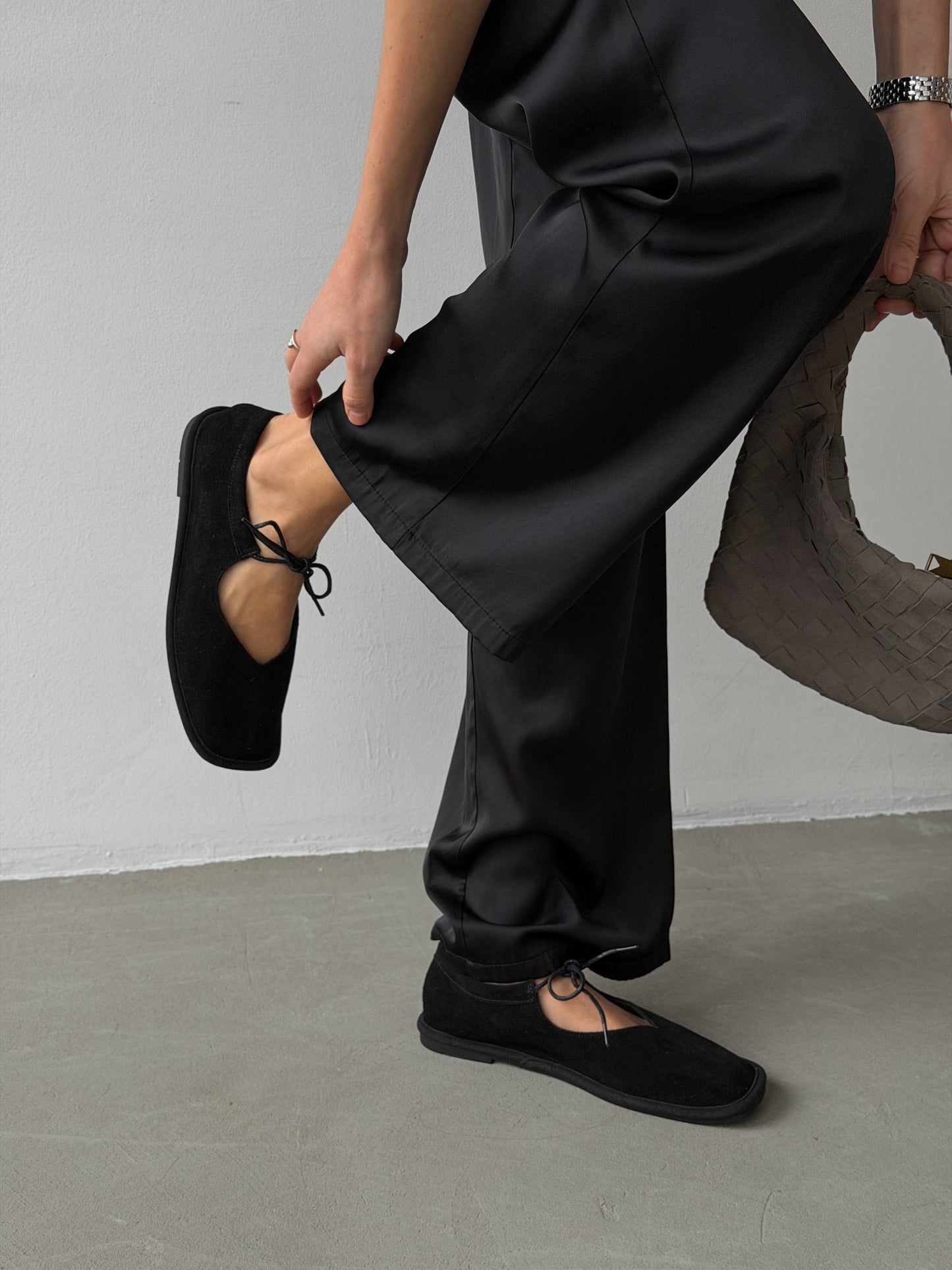 Балетки на зав'язках з анатомічно-розширеним носиком, чорний