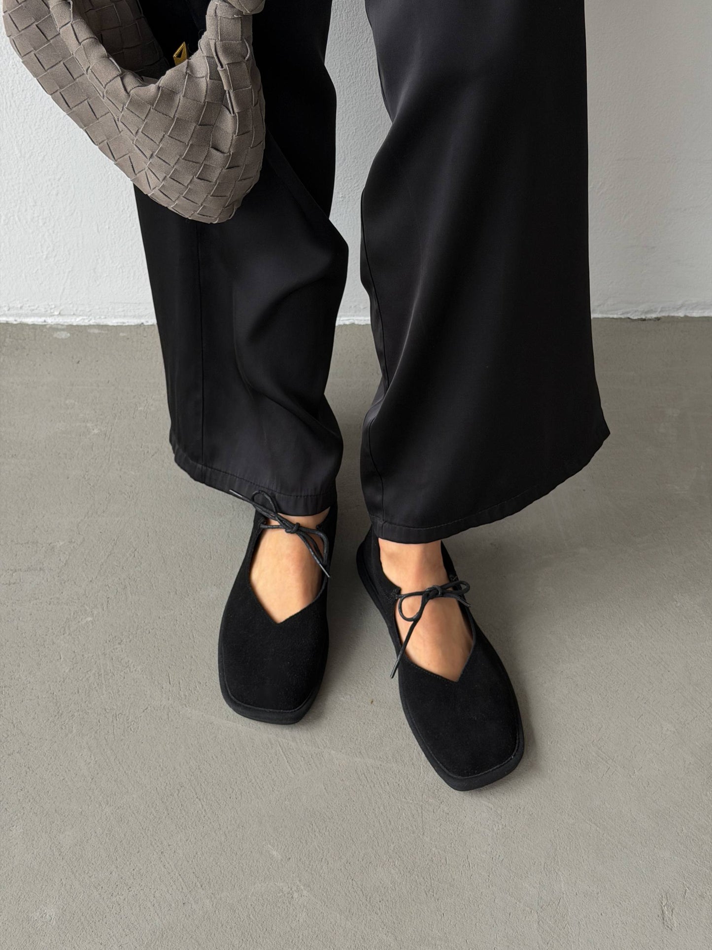 Балетки на зав'язках з анатомічно-розширеним носиком, чорний